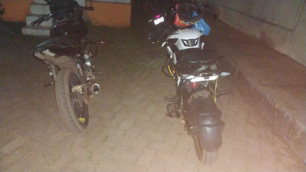 ಪಟ್ಟಣದಲ್ಲಿ ನಂಬರ್ ಪ್ಲೇಟ್ ಮರೆಮಾಚಿ ಸಂಚಾರ ಮಾಡುತ್ತಿದ್ದ ಸವಾರರಿಗೆ ಎಚ್ಚರಿಕೆ.