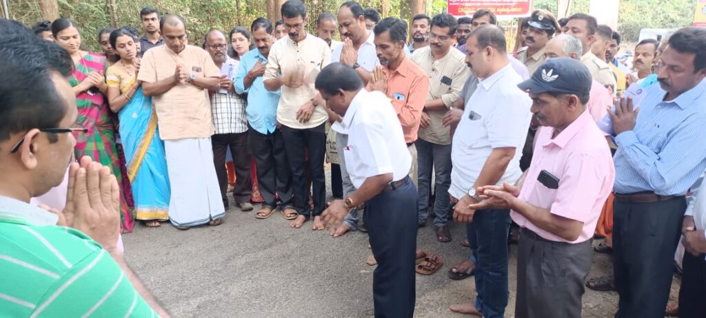 ಶೀಘ್ರ ಕಾಮಗಾರಿ ಆರಂಭಿಸುವ ಭರವಸೆ ನೀಡಿ ಅರಂತೋಡು – ಎಲಿಮಲೆ ರಸ್ಥೆಗೆ ಗುದ್ದಲಿಪೂಜೆ .