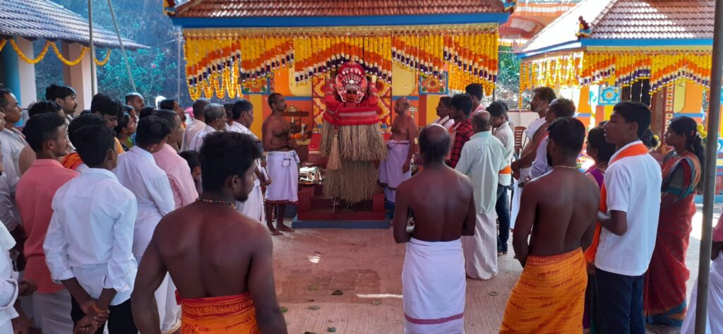 ಪೆರುಮುಂಡ: ಶ್ರೀವಿಷ್ಣುಮೂರ್ತಿ, ಪಂಜುರ್ಲಿ ಮತ್ತು ಉಪದೈವಗಳ ಕೋಲ.