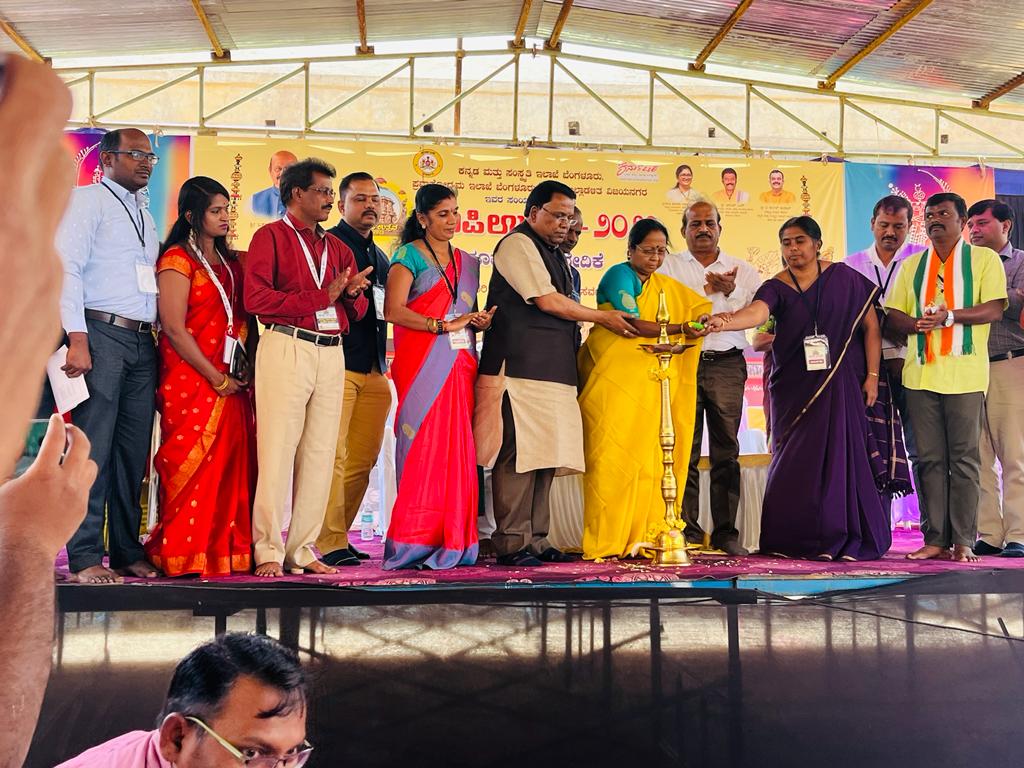 ವಿಶ್ವ ವಿಖ್ಯಾತ ಹಂಪಿ ಉತ್ಸವದಲ್ಲಿ ಡಾ.ಅನುರಾಧಾ ಕುರುಂಜಿಯವರಿಂದ ಕವನ ವಾಚನ