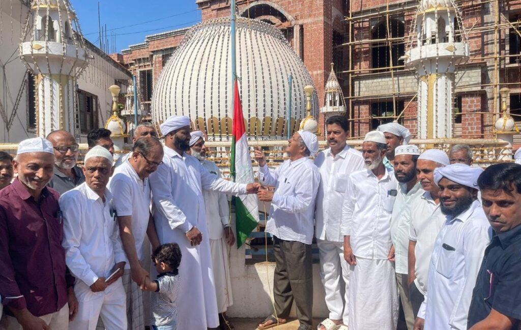 ಮೊಗರ್ಪಣೆ ಉರೂಸ್ ಹಾಗೂ ಮೂರು ದಿನಗಳ ಧಾರ್ಮಿಕ ಮತಪ್ರವಚನ ಕಾರ್ಯಕ್ರಮಕ್ಕೆ ಚಾಲನೆ: ಹಾಜಿ ಜಿ ಇಬ್ರಾಹಿಂ ಸೀ ಫುಡ್ ಧ್ವಜಾರೋಹಣ.