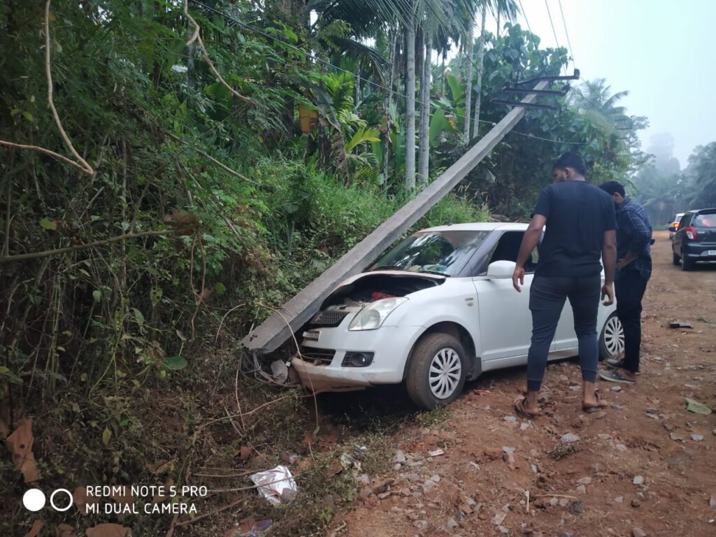 ಪಾಲಡ್ಕದಲ್ಲಿ ವಿದ್ಯುತ್ ಕಂಬಕ್ಕೆ ಡಿಕ್ಕಿ ಹೊಡೆದ ಕಾರು:ಕಂಬ ಕಟ್.