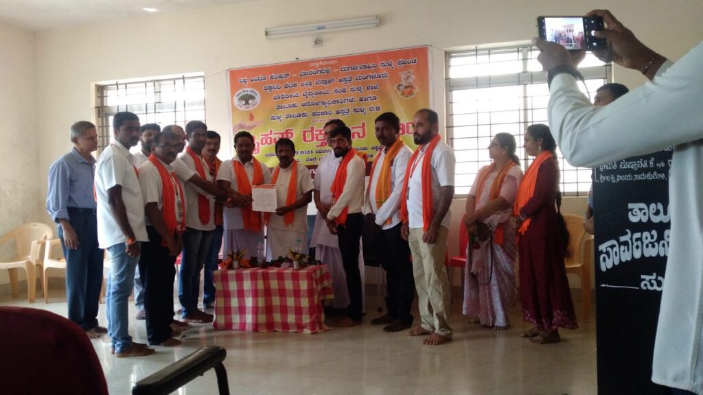 ಸುಳ್ಯದಲ್ಲಿ ಬ್ಲಡ್ ಬ್ಯಾಂಕ್ ಸ್ಥಾಪಿಸುವಂತೆ ಸಚಿವ ಅಂಗಾರರಿಗೆ ವಿಶ್ವ ಹಿಂದೂ ಪರಿಷತ್- ಭಜರಂಗದಳ ಮನವಿ.