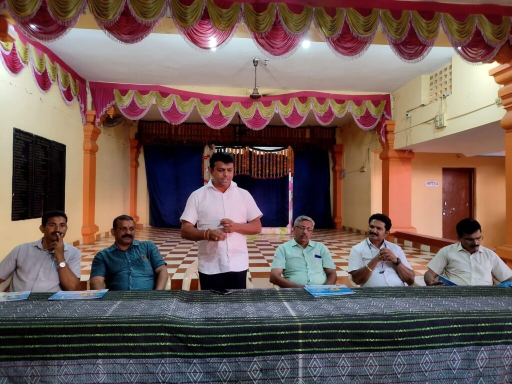 ವೇಣೂರು ಶ್ರೀ ಮಹಾಲಿಂಗೇಶ್ವರ ದೇವಸ್ಥಾನದಲ್ಲಿ ಪುನಃ ಪ್ರತಿಷ್ಠಾ ಅಷ್ಟಬಂದ ಬ್ರಹ್ಮಕಲಶೋತ್ಸವ ಕಾರ್ಯಕ್ರಮಕ್ಕೆ ಸುಳ್ಯದ ಜನತೆಯನ್ನು ಆಹ್ವಾನಿಸಲು ಬಂದ ಹರೀಶ್ ಪೂಂಜ.