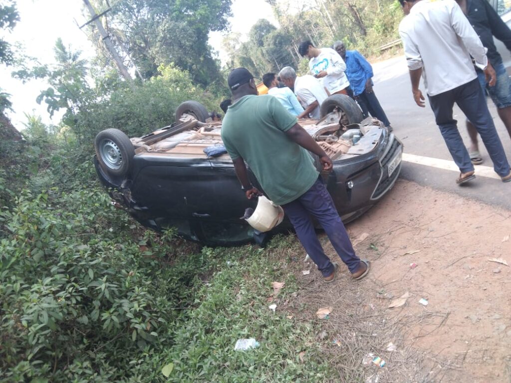 ಕುಂಬ್ರ: ಮಡ್ಯಂಗಳದಲ್ಲಿ ಕಾರು ಪಲ್ಟಿ ; ತಂದೆ, ಮಗಳುಅಪಾಯದಿಂದ ಪಾರು.