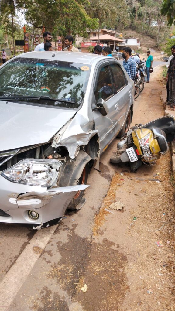 ಸುಳ್ಯ ವಿಷ್ಣು ಸರ್ಕಲ್ ಸ್ಕೂಟರ್ ಗೆ ಹಿಂಬದಿಯಿಂದ ಗುದ್ದಿದ ಕಾರು ಸ್ಕೂಟರ್ ಸವಾರ ಗಂಭೀರ ಗಾಯ.