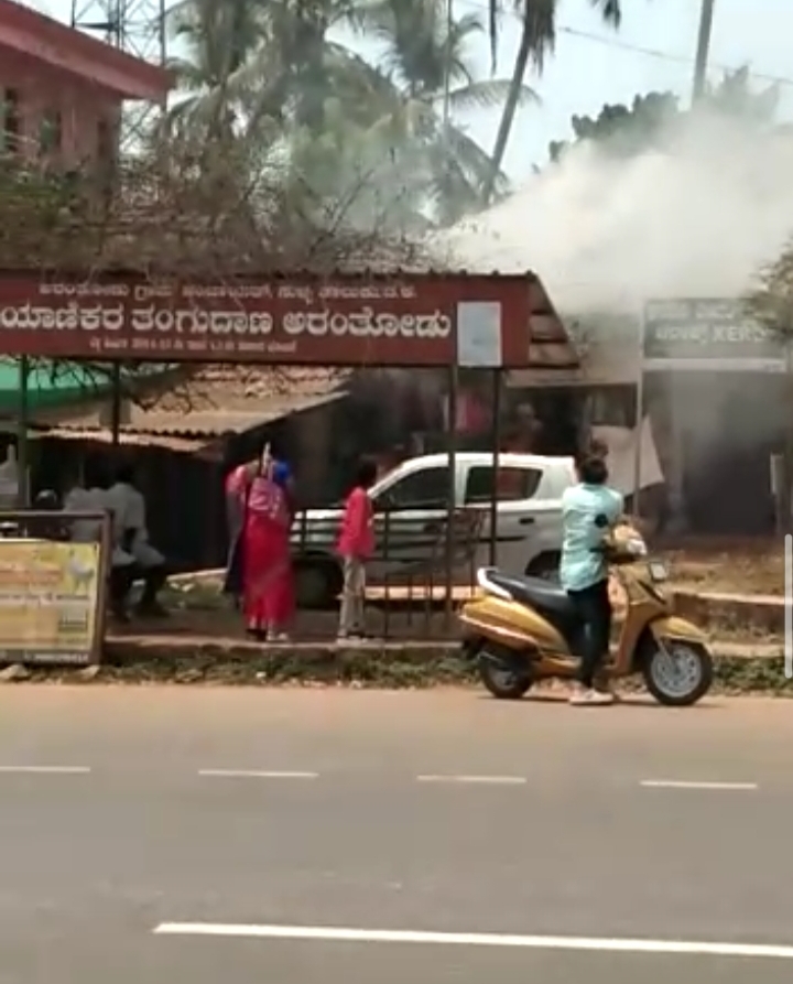 ಅರಂತೋಡು ಶಾರ್ಟ್ ಸರ್ಕ್ಯೂಟ್ ನಿಂದ ಫ್ಯಾನ್ಸಿ ಅಂಗಡಿಗೆ ಬೆಂಕಿ : ಅಪಾರ ನಷ್ಟ.