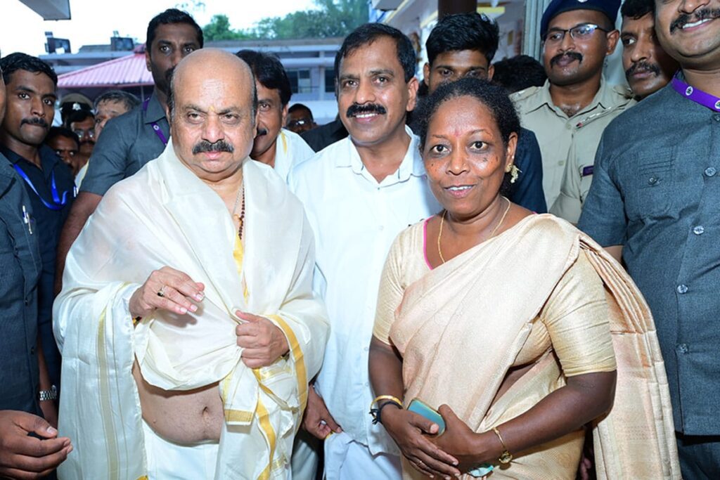 ರಾಜ್ಯ ಮುಖ್ಯಮಂತ್ರಿ ಬಸವರಾಜ್ ಬೊಮ್ಮಾಯಿ ಸುಭ್ರಹ್ಮಣ್ಯಕ್ಕೆ ಭೇಟಿ:ಮುಖ್ಯಮಂತ್ರಿಯನ್ನು ಸ್ವಾಗತಿಸಿದ ಭಾಗೀರಥಿ ಮುರುಳ್ಯ ಮತ್ತು ಮೋಹನ್ ರಾಮ್ ಸುಳ್ಳಿ.