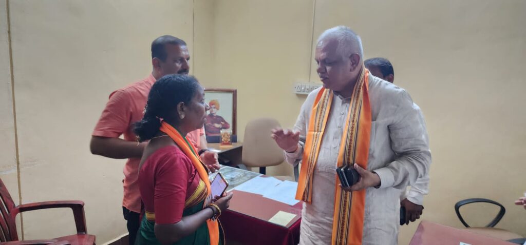 ಬಿಜೆಪಿ ರಾಷ್ಟ್ರೀಯ ಸಂಘಟನಾ ಕಾರ್ಯದರ್ಶಿ ಸಂತೋಷ್ ಜಿ ಭೇಟಿಯಾದ ಭಾಗೀರಥಿ ಮುರುಳ್ಯ.