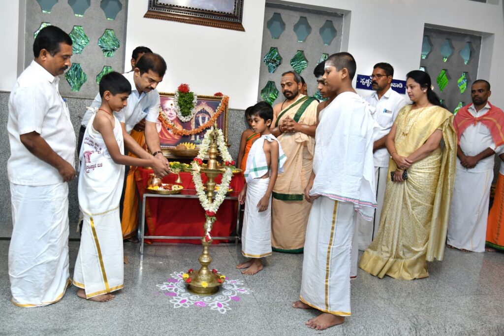 ಆದಿಚುಂಚನಗಿರಿ ಶಾಖಾ ಮಠ ಶಿವಮೊಗ್ಗದಲ್ಲಿ ಉಚಿತ ಪೂಜಾ ವಿಧಾನ ಅಭ್ಯಾಸ ತರಬೇತಿ ಕಾರ್ಯಾಗಾರದ ಉದ್ಘಾಟನೆ.