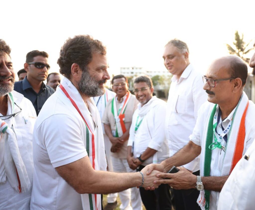 ಮಂಗಳೂರು ಆಗಮಿಸಿದ್ದ ರಾಹುಲ್ ಗಾಂಧಿಯವರನ್ನು ಸ್ವಾಗತಿಸಿದ್ದ ಕೆ ಪಿ ಸಿ ಸಿ ಮುಖ್ಯ ವಕ್ತಾರ ಟಿ ಎಂ ಶಹೀದ್ ತೆಕ್ಕಿಲ್.