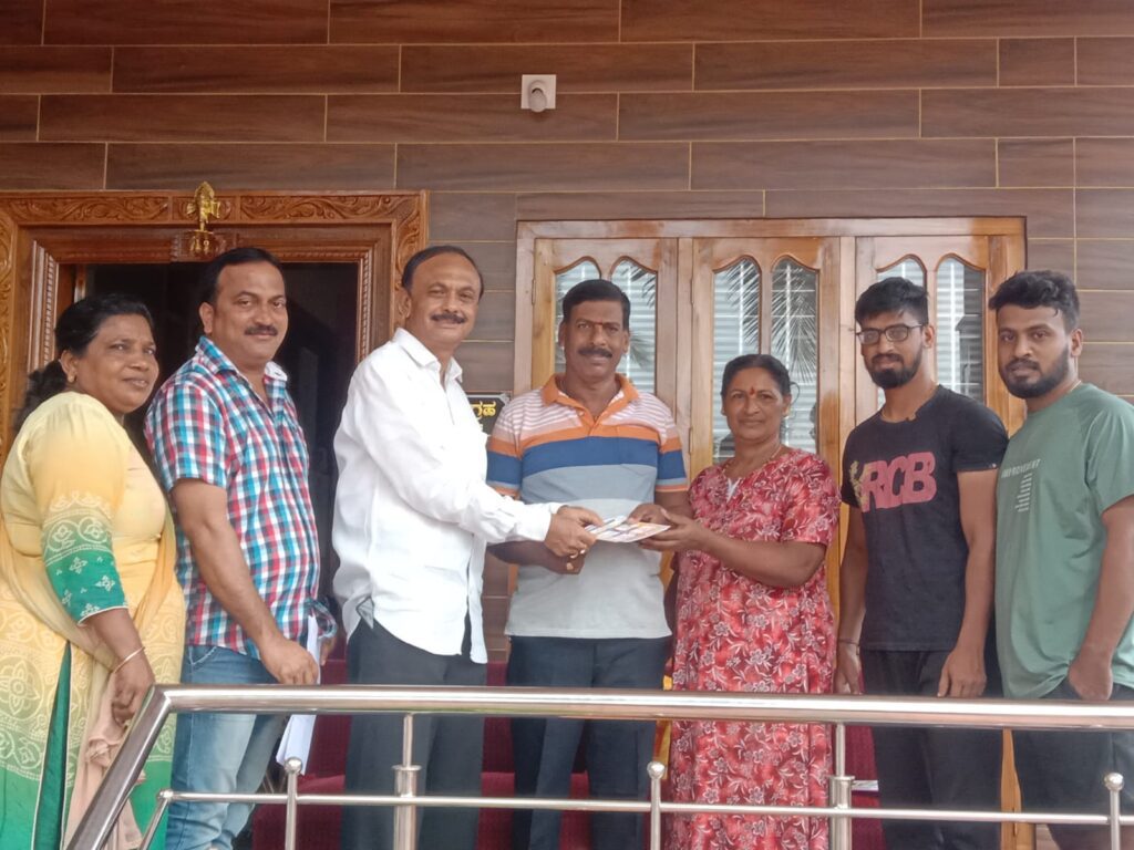 ಸುಳ್ಯ ನಗರದಲ್ಲಿ ಧನಂಜಯ ಅಡ್ಪಂಗಾಯ ನೇತ್ರತ್ವದಲ್ಲಿ ಕಾಂಗ್ರೇಸ್ ಗ್ಯಾರಂಟಿ ಕಾರ್ಡ್ ವಿತರಣೆ.