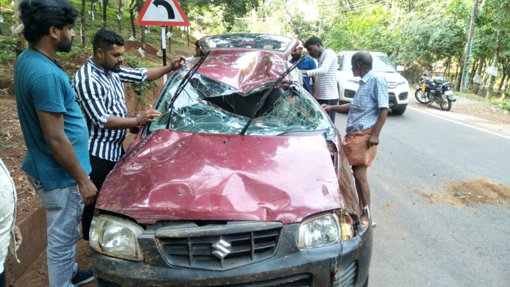 ಆಲೆಟ್ಟಿಯಲ್ಲಿ ಚರಂಡಿಗೆ ಪಲ್ಟಿಯಾದ ಕಾರು :ಇಬ್ಬರಿಗೆ ಗಾಯ..