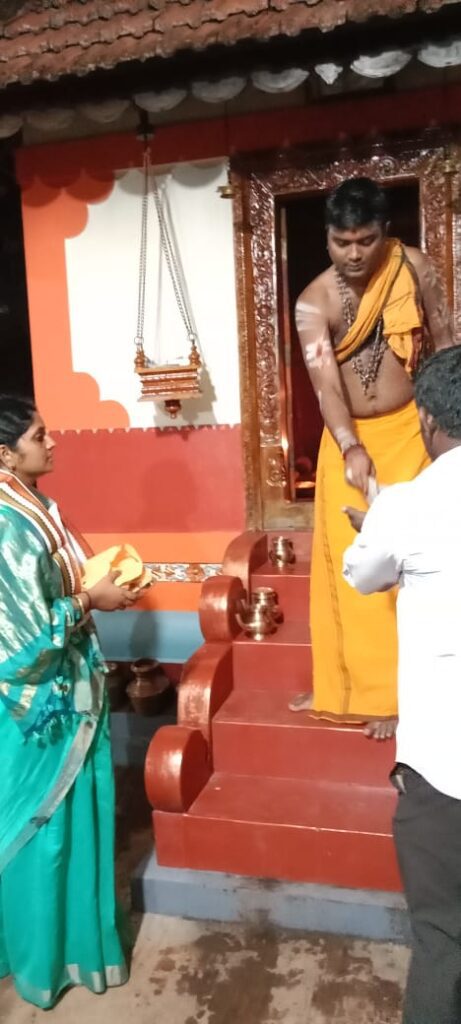 ಪೆರಾಜೆ ಬೆಟ್ಟದಪುರ ಅಮಚೂರು ಶ್ರೀ ದುರ್ಗಾ ಮಹಾಕಾಳಿ- ನಾಗಬ್ರಹ್ಮದೇವಸ್ಥಾನಕ್ಕೆ ಆಮ್ ಆದ್ಮಿ ಪಕ್ಷದ ಅಭ್ಯರ್ಥಿ ಸುಮನಾ ಬೆಳ್ಳಾರ್ಕರ್ ಬೇಟಿ: ದೇವಿಗೆ ವಿಶೇಷ ಪೂಜೆ ಸಲ್ಲಿಕೆ