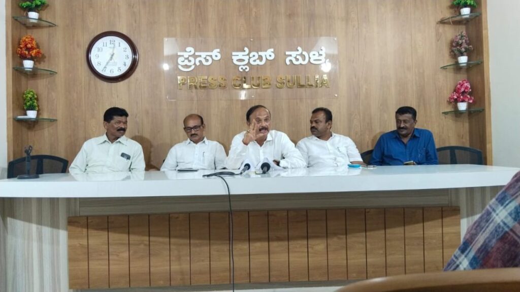 ಇಷ್ಟು ವರ್ಷದಲ್ಲಿ ಸುಳ್ಯದವರಾದ ಡಿ.ವಿ., ಶೋಭಾ , ಕಟೀಲ್ ರಿಂದ ಸುಳ್ಯಕ್ಕೆ ಸಿಕ್ಕಿದ ಕೊಡುಗೆ ಏನು: ಸುಳ್ಯದಲ್ಲಿ ಧನಂಜಯ ಅಡ್ಪಂಗಾಯ ಪ್ರಶ್ನೆ.