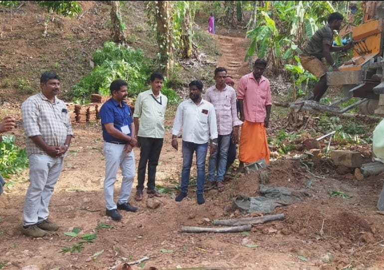 ಕುಡಿಯುವ ನೀರಿಗಾಗಿ ಪರದಾಡಿದ ಕುದ್ಪಾಜೆ ದಲಿತ ನಿವಾಸಿಗಳು: ಅಂಬೇಡ್ಕರ್ ರಕ್ಷಣಾ ವೇದಿಕೆಗೆ ಮನವಿ:ಅಂಬೇಡ್ಕರ್ ರಕ್ಷಣಾ ವೇದಿಕೆ ಆಗ್ರಹದಂತೆ ಬೋರ್ ಕೊರೆದು ನೀರಿನ ವ್ಯವಸ್ಥೆ ಮಾಡಿದ ಅಧಿಕಾರಿಗಳು.