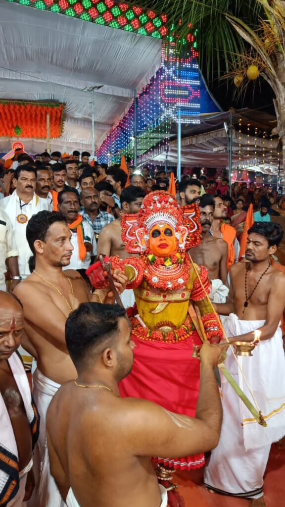 ಕೋಲ್ಚಾರ್ ತರವಾಡು ಮನೆ ವಯನಾಟ್ ಕುಲವನ್ ದೈವಸ್ಥಾನದಲ್ಲಿ ದೈವಕಟ್ಟು ಮಹೋತ್ಸವ : ಹರಿದು ಬಂದ ಭಕ್ತ ಸಾಗರ : ನಿರಂತರವಾಗಿ ನಡೆಯುತ್ತಿರುವ ಅನ್ನ ಸಂತರ್ಪಣೆ: