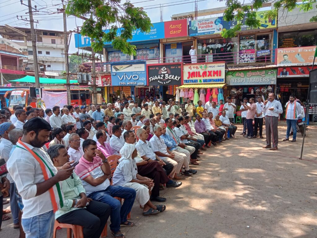 ಸಿದ್ದರಾಮಯ್ಯ ಮುಖ್ಯಮಂತ್ರಿಯಾಗಿ ಡಿ.ಕೆ.ಶಿವಕುಮಾರ್ ಉಪ ಮುಖ್ಯಮಂತ್ರಿಯಾಗಿ ಪ್ರಮಾಣ ವಚನ ಸುಳ್ಯದಲ್ಲಿ ಸಿಹಿ ಹಂಚಿ ಸಂಭ್ರಮಾಚರಣೆ.