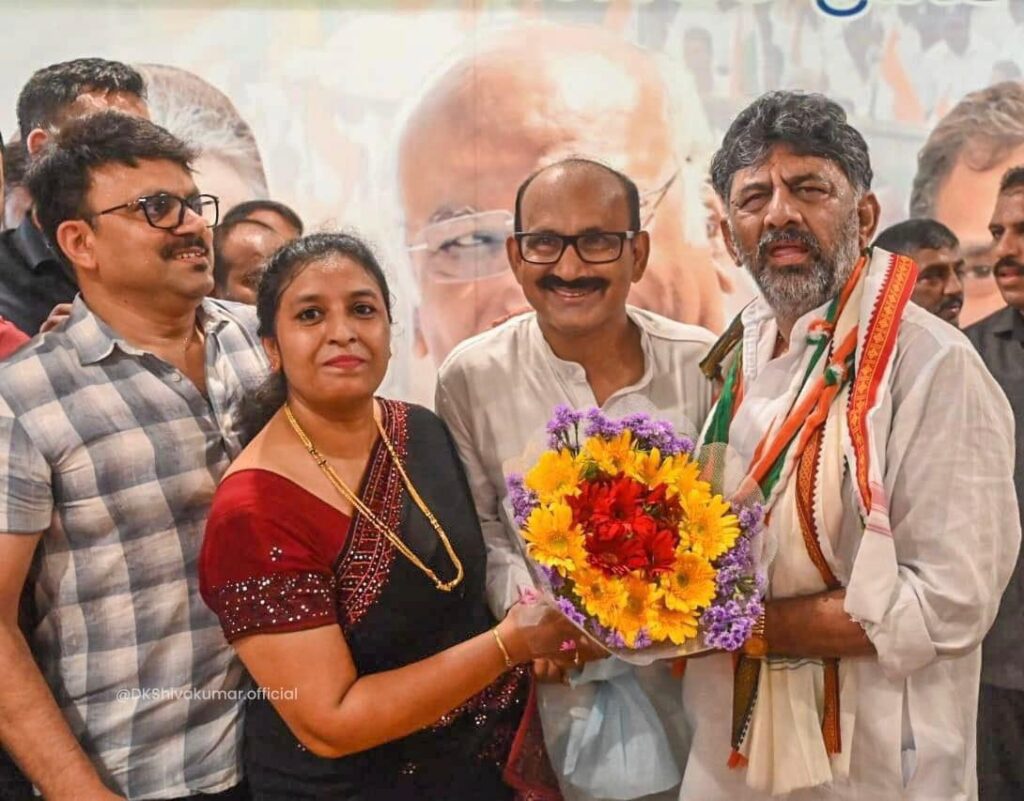 ಉಪ ಮುಖ್ಯಮಂತ್ರಿಗಳಾಗಿ ಅಧಿಕಾರ ಸ್ವೀಕರಿಸಿದ ಡಿ ಕೆ ಶಿವಕುಮಾರ್ ಅವರನ್ನು ಅಭಿನಂದಿಸಿದ ಟಿ. ಎಂ ಶಹೀದ್ ತೆಕ್ಕಿಲ್ ಹಾಗೂ ಸಂಗಡಿಗರು.