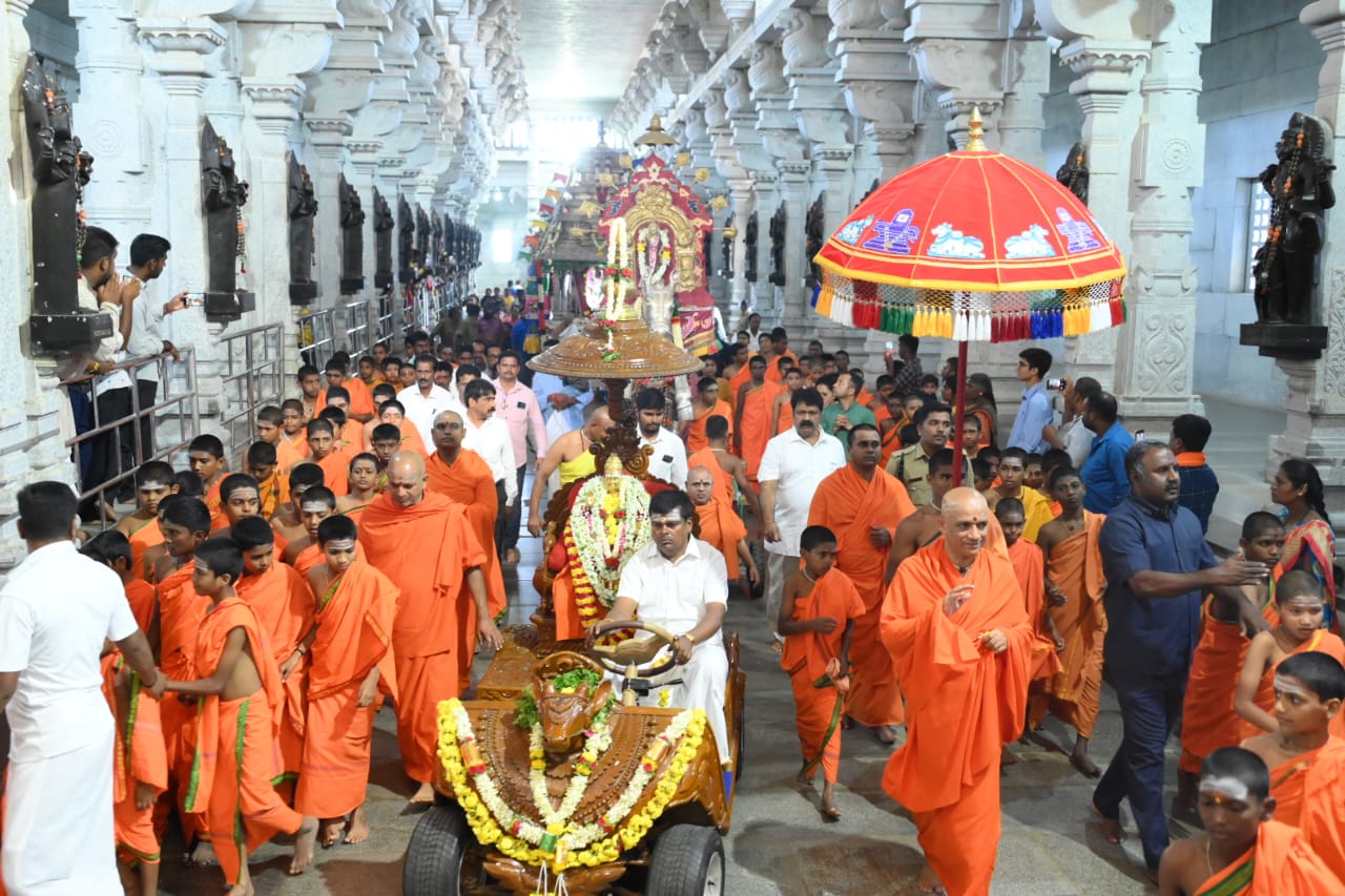 ಮೀನುಗಾರಿಕೆ ಮತ್ತು ಬಂದರು ಸಚಿವ ಮಂಕಾಳ ಎಸ್. ವೈದ್ಯ ಆದಿಚುಂಚನಗಿರಿ ಮಠಕ್ಕೆ ಭೇಟಿ : ಸ್ವಾಮೀಜಿಯವರಿಂದ ಆಶೀರ್ವಾದ.