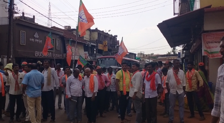 ಸುಳ್ಯ ನಗರದಲ್ಲಿ ಬಿಜೆಪಿ ರೋಡ್ ಶೊ: ಅಭ್ಯರ್ಥಿ ಪರವಾಗಿ ಕಾರ್ಯಕರ್ತರಿಂದ ಮತಯಾಚನೆ:ಬಹಿರಂಗ ಪ್ರಚಾರಕ್ಕೆ ತೆರೆ.