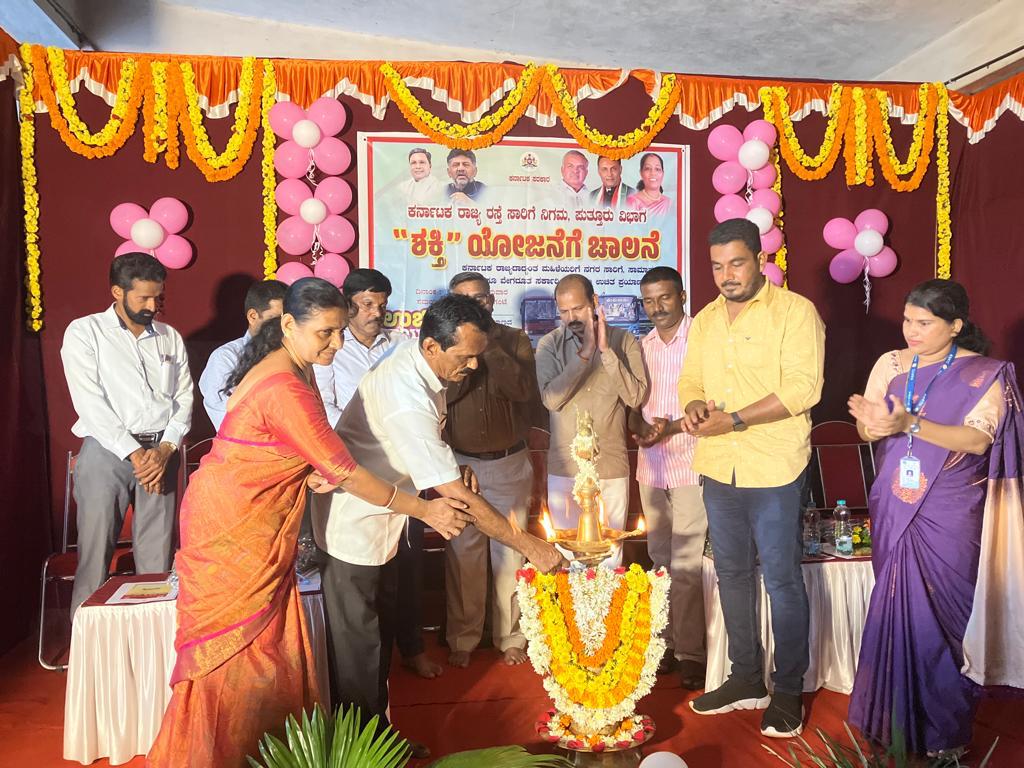 ರಾಜ್ಯ ಸರಕಾರದ ಮಹತ್ವಾಕಾಂಕ್ಷೆಯ ಶಕ್ತಿ ಯೋಜನೆಗೆ ಸುಳ್ಯದಲ್ಲಿ ಚಾಲನೆ:ಸುಳ್ಯ ಶಾಸಕಿ ಗೈರು ಹಾಜರಿ ಹಿನ್ನಲೆ ಕಾರ್ಯಕ್ರಮಕ್ಕೆ ಚಾಲನೆ ನೀಡಿದ ತಹಶೀಲ್ಧಾರ್.