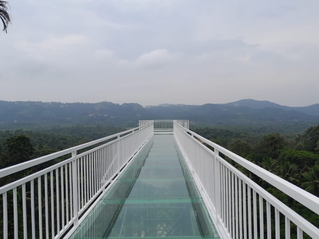 ಮಡಿಕೇರಿ : ಕರ್ನಾಟಕದ ಮೊದಲ 32 ಮೀ. ಉದ್ದದಗಾಜಿನ ಸೇತುವೆ ಉದ್ಘಾಟನೆ.