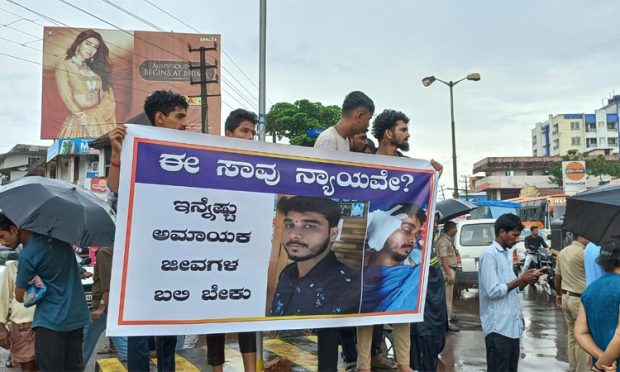 ಕೈಕಂಬ – ಖಾಸಗಿ ಬಸ್ ತಡೆದು ವಿದ್ಯಾರ್ಥಿಗ ಳಿಂದ ಪ್ರತಿಭಟನೆ.