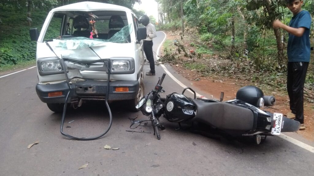 ಆಲೆಟ್ಟಿ : ಮಿತ್ತಡ್ಕದಲ್ಲಿ ಬೈಕ್ ಮತ್ತು ಒಮಿನಿ ಕಾರ್ ಮುಖಾ ಮುಖಿ ಮೂವರಿಗೆ ಗಾಯ.