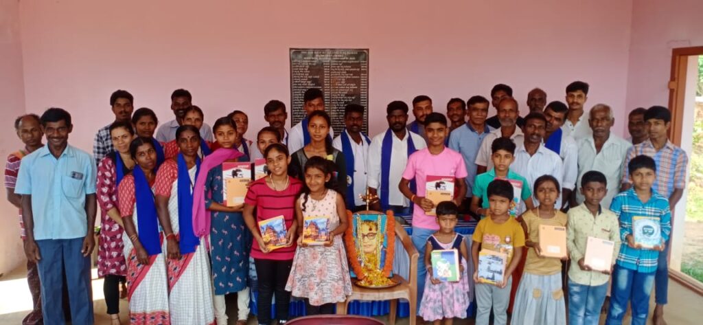 ಅಂಬೇಡ್ಕರ್ ರಕ್ಷಣಾ ವೇದಿಕೆಯ ವತಿಯಿಂದ ಬಡ ಮಕ್ಕಳಿಗೆ ಪುಸ್ತಕ ವಿತರಣೆ .