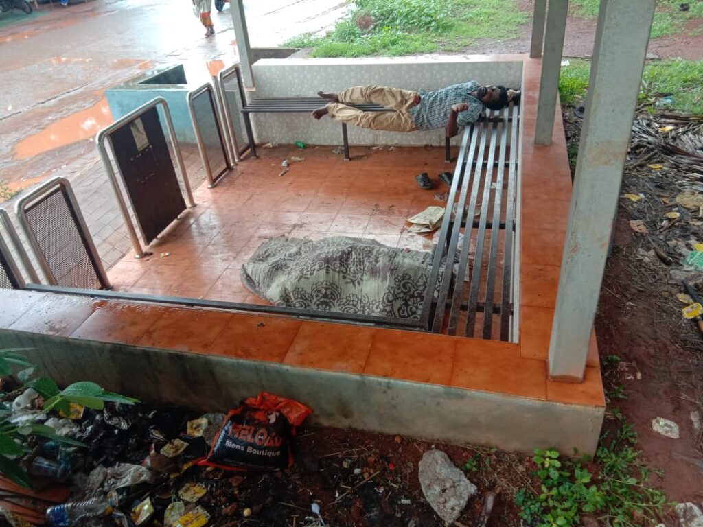 ಕುಡುಕರ ಅವಾಸ ಸ್ಥಾನವಾದ ಸುಳ್ಯ ರಥ ಬೀದಿ ಬಸ್ ತಂಗುದಾಣ: ಪ್ರಯಾಣಿಕರಿಗೂ ಬೇಡವಾಯ್ತಾ..!?