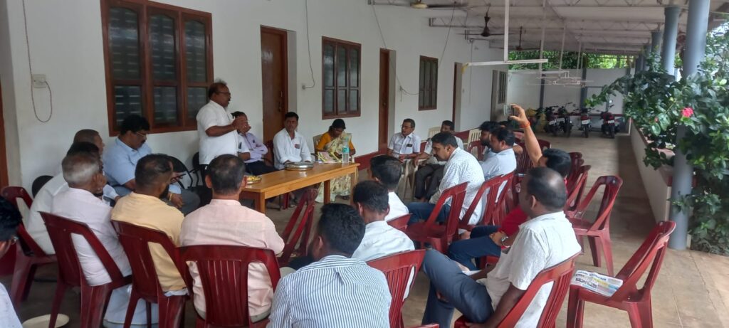 ಸುಳ್ಯದಲ್ಲಿ ಒಡೆದ ಮನೆಯಂತಾದ ಕಾಂಗ್ರೇಸ್: ಮಹೇಶ್ ಕರಿಕ್ಕಳ ಮನೆಯಲ್ಲಿ ಕಾಂಗ್ರೆಸ್ ಉಚ್ಛಾಟಿತ ನಾಯಕರ ಸಭೆ.