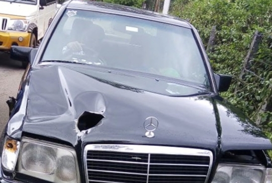 ಸುಂಟಿಕೊಪ್ಪ : ಚಲಿಸುತ್ತಿದ್ದ ಕಾರಿನ ಮೇಲೆ ಕಾಡಾನೆ ದಾಳಿ.