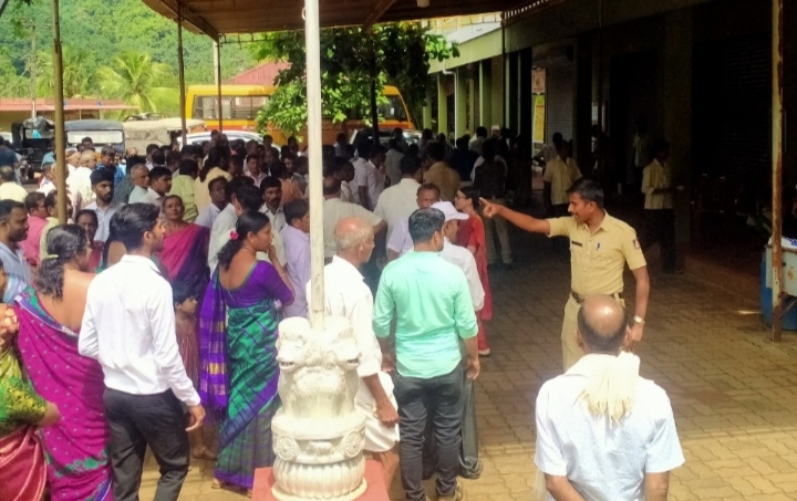 ಪೆರಾಜೆ ಸಹಕಾರಿ ಸಂಘದ ಚುನಾವಣೆ: ಬಿಜೆಪಿ ಬೆಂಬಲಿಗರು ಮತ್ತು ಕಾಂಗ್ರೇಸ್ ಬೆಂಬಲಿಗರ ಮಾತಿನ ಚಕಮಕಿ: ಪೊಲೀಸ್ ಮಧ್ಯ ಪ್ರವೇಶ.