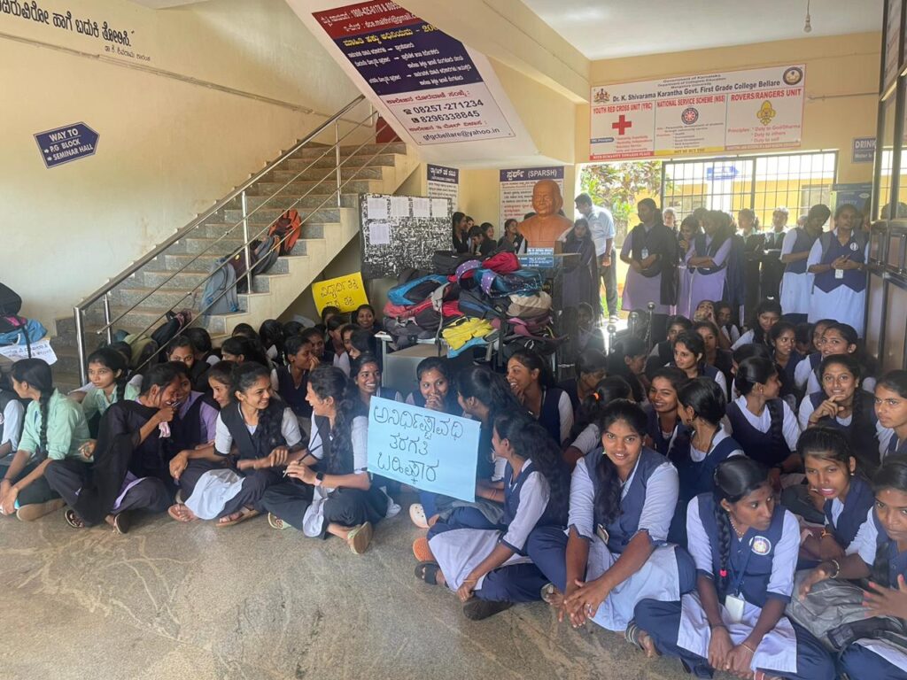 ಪೆರುವಾಜೆ ಪದವಿ ಕಾಲೇಜಿನಲ್ಲಿ ವಿದ್ಯಾರ್ಥಿಗಳಿಂದ ಉಪನ್ಯಾಸಕಿ ವಿರುದ್ದ ಪ್ರತಿಭಟನೆ : ಉಪನ್ಯಾಸಕಿಯಿಂದ ವಿದ್ಯಾರ್ಥಿ ವಿರುದ್ಧ ಪೋಲೀಸ್ ದೂರು.