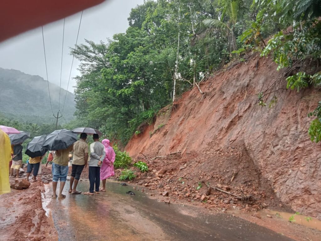 ಸುಳ್ಯ -ಪಾಣತ್ತೂರು ರಸ್ತೆಯ ಕಲ್ಲಪಳ್ಳಿಯಲ್ಲಿ ಗುಡ್ಡ ಕುಸಿದು ವಾಹನ ಸಂಚಾರದಲ್ಲಿ ವ್ಯತ್ಯಯ.