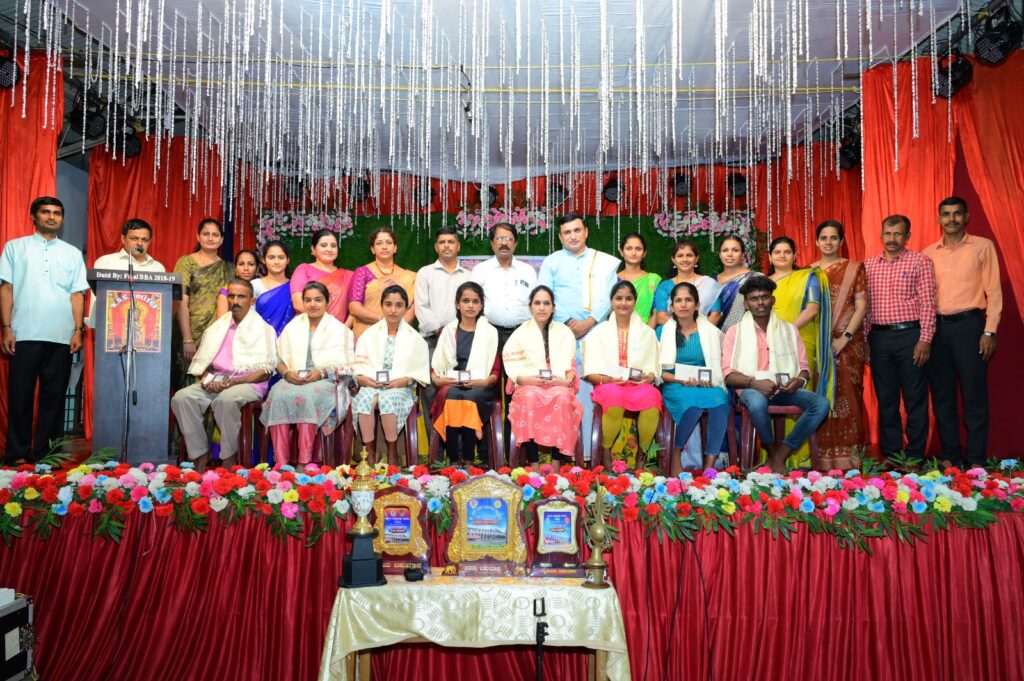 ಕುಕ್ಕೆ ಶ್ರೀ ಸುಬ್ರಹ್ಮಣ್ಯೇಶ್ವರ ಮಹಾ ವಿದ್ಯಾಲಯದ ವಿಶಿಷ್ಟ ಶ್ರೇಣಿಯಲ್ಲಿ ತೇರ್ಗಡೆಯಾದ ವಿದ್ಯಾರ್ಥಿಗಳಿಗೆ ಕುಕ್ಕೆ ಶ್ರೀ ಸುಬ್ರಹ್ಮಣ್ಯೇಶ್ವರ ದೇವಳದ ವತಿಯಿಂದ ದತ್ತಿನಿಧಿಯ ವಿತರಣೆ.