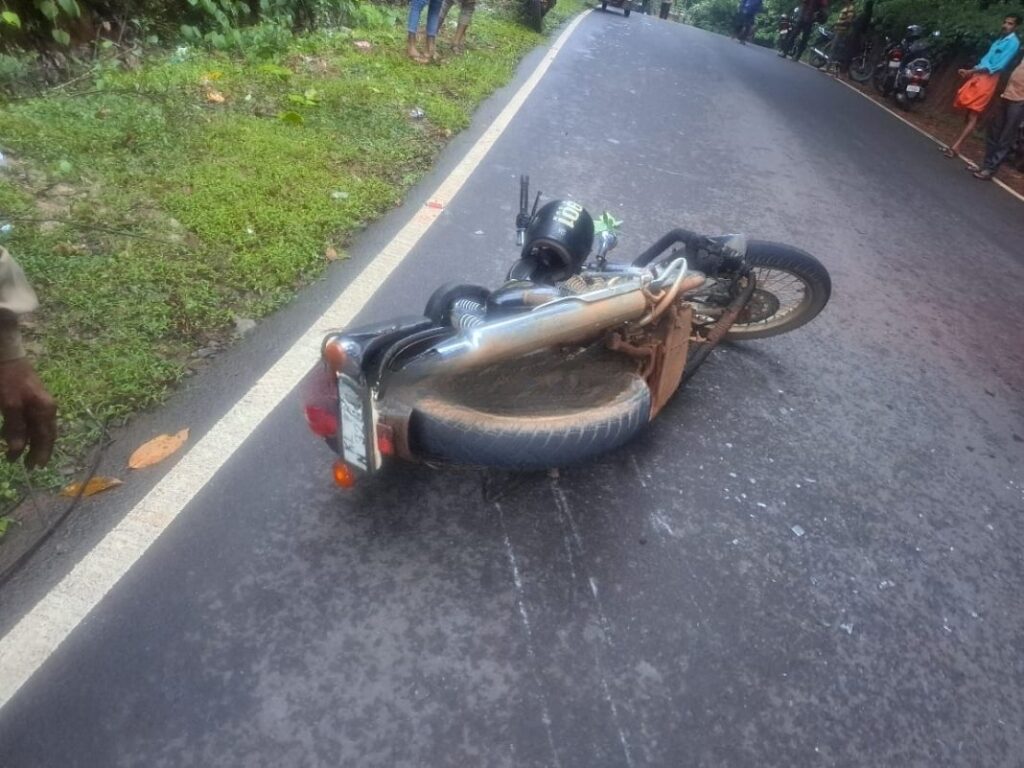 ಬೈಕ್ ಸವಾರನಿಗೆ ಡಿಕ್ಕಿ ಹೊಡೆದು ಪರಾರಿಯಾದ ಟಿಪ್ಪರ್ ಚಾಲಕ : ಬೈಕ್ ಸವಾರ ಗಂಭೀರ ಗಾಯ.