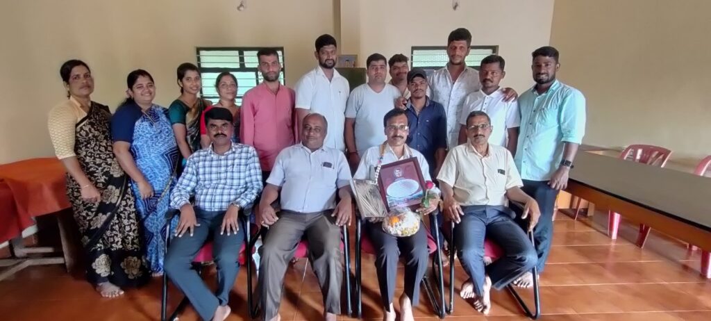 ಪೆರಾಜೆ ಗ್ರಾಮದ ಜ್ಯೋತಿ ಪ್ರೌಢ ಶಾಲೆಯ ನಿವೃತ ಶಿಕ್ಷಕ ನರೇಂದ್ರ ಎಂ ಆರ್ ರವರಿಗೆ ಹಿರಿಯ ವಿದ್ಯಾರ್ಥಿ ಸಂಘದಿಂದ ಬೀಳ್ಕೊಡುಗೆ.