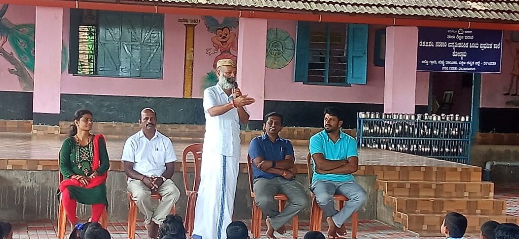 ಪರಿಸರ ಪ್ರೇಮಿ, ಉದ್ಯಮಿ ಡಾ. ಆರ್ ಕೆ ನಾಯರ್ ಕೊಲ್ಚಾರ್ ಶಾಲೆಗೆ ಬೇಟಿ ಶಾಲೆಗೆ ರೂ 1ಲಕ್ಷ ಸಹಾಯ ಹಸ್ತ.