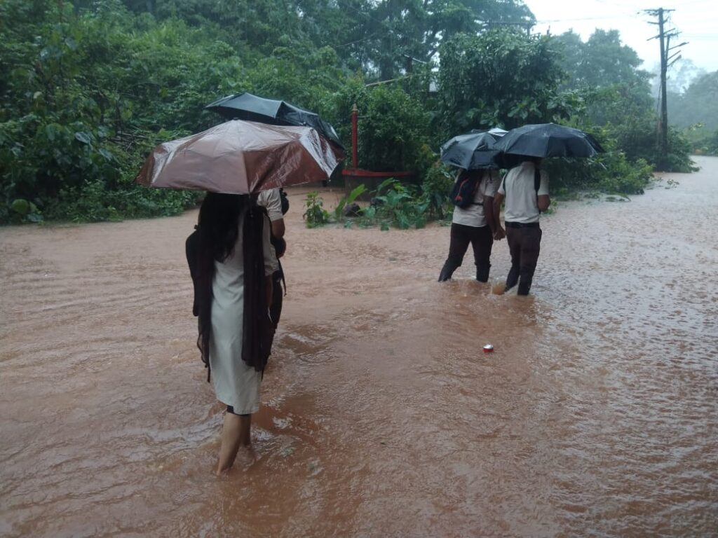 ಭಾರೀ ಮಳೆಯ ಹಿನ್ನಲೆ: ಶಾಸಕರ ಸೂಚನೆಯಂತೆಮಧ್ಯಾಹ್ನದ ಬಳಿಕ ಪುತ್ತೂರು ತಾಲೂಕಿನ ಎಲ್ಲಾ ಶಾಲಾಕಾಲೇಜುಗಳಿಗೆ ರಜೆ ಘೋಷಿಸಿದ ಜಿಲ್ಲಾಧಿಕಾರಿ.