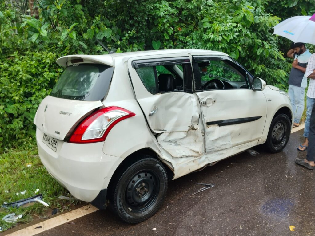 ಪಾಲಡ್ಕದಲ್ಲಿ ರಸ್ತೆ ಬದಿ ನಿಂತಿದ್ದ ಕಾರಿಗೆ ಶಿಪ್ಟ್ ಕಾರು ಡಿಕ್ಕಿ: ಸವಾರರು ಪಾರು.