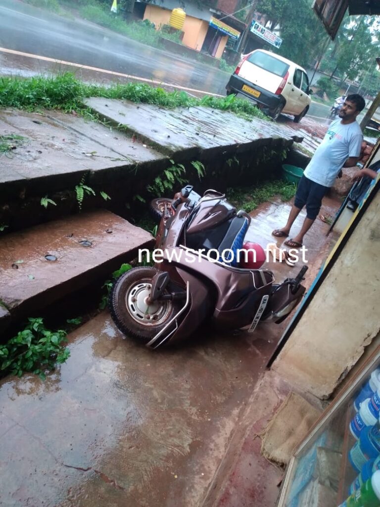 ನಿಂತಿದ್ದ ಸ್ಕೂಟಿಗೆ ಡಿಕ್ಕಿ ಹೊಡೆದು ನಿಲ್ಲಿಸದೆ ಪರಾರಿಯಾದ ಪಿಕಪ್ ಚಾಲಕ : ಸೋಣಂಗೇರಿಯಲ್ಲಿ ಅಡ್ಡಗಟ್ಟಿದ ಪೋಲಿಸರು: ಪಿಕಪ್ ವಶಕ್ಕೆ.