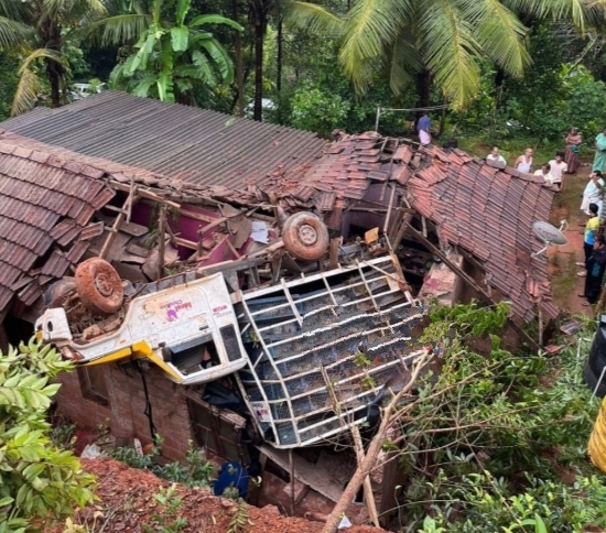 ವಿಟ್ಲ: ರಸ್ಥೆ ಬದಿಯ ಮನೆಮೇಲೆ  ಉರುಳಿ ಬಿದ್ದ ಪಿಕಪ್: ಗಂಭೀರಾವಸ್ಥೆಯಲ್ಲಿ ಮನೆಯಳೊಗೆ ಸಿಲುಕಿ ಹಾಕಿಕೊಂಡ ಮನೆಯೊಡತಿ: ನಡೆಯುತ್ತಿರುವ ಕಾರ್ಯಾಚರಣೆ.