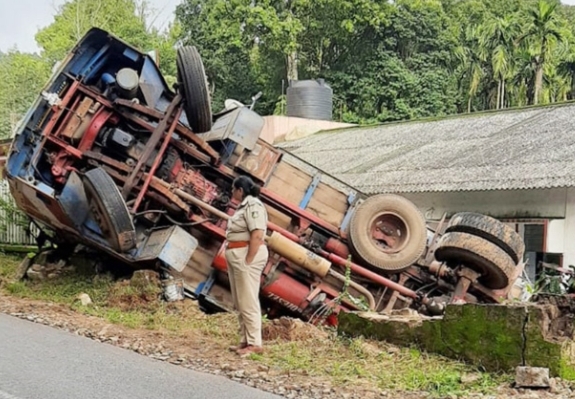 ನಾಪೋಕ್ಲು ಲಾರಿ ಪಲ್ಟಿ ಚಾಲಕ ಅಪಾಯದಿಂದ ಪಾರು.