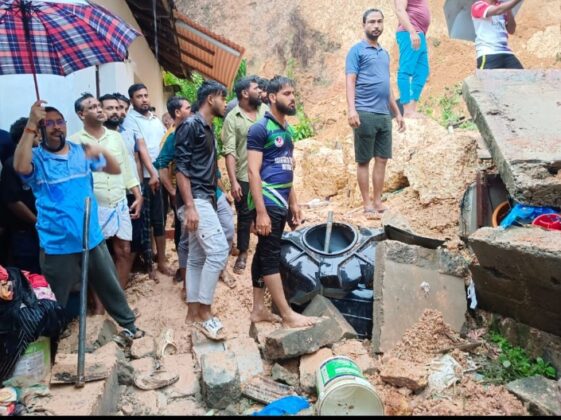 ಮನೆ ಮೇಲೆ ಗುಡ್ಡ ಕುಸಿದು ಮಹಿಳೆ ಸಾವು: ಯುವತಿಯ ರಕ್ಷಣೆ.