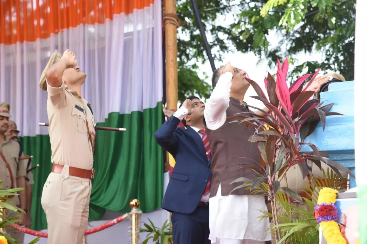 ಮಂಗಳೂರಿನಲ್ಲಿ ಸ್ವಾತಂತ್ರ್ಯ ದಿನಾಚರಣೆ; ಜಿಲ್ಲಾ ಉಸ್ತುವಾರಿ ಸಚಿವ ದಿನೇಶ್ ಗುಂಡುರಾವ್ ಧ್ವಜಾರೋಹಣ