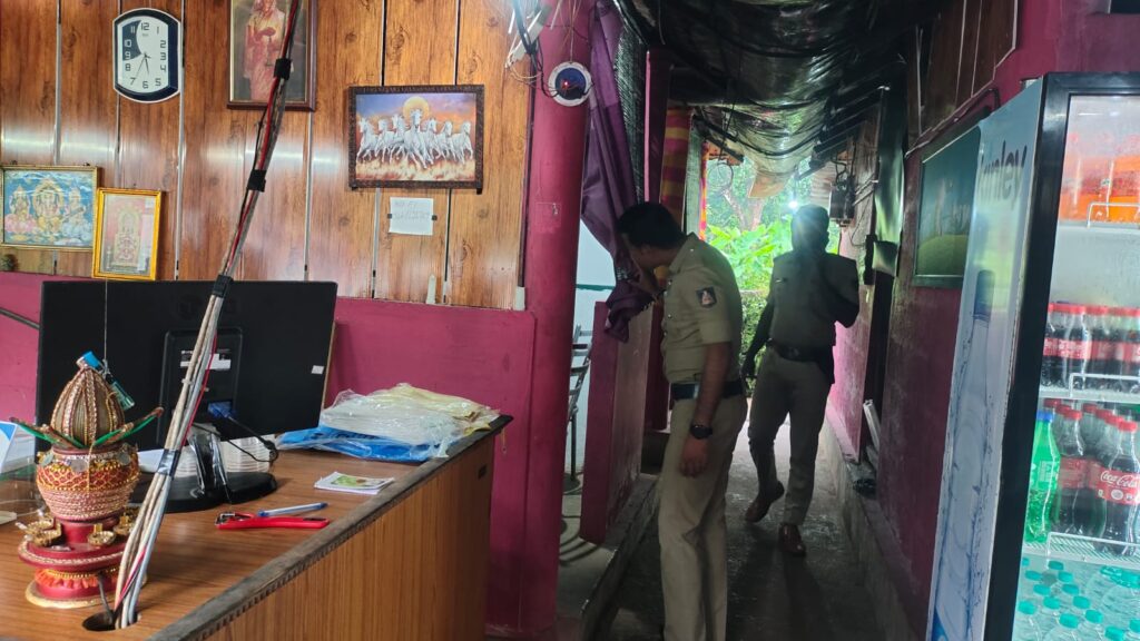 ಸುಬ್ರಹ್ಮಣ್ಯ: ಗ್ರೀನ್ ಫಾರ್ಮ್ ಹೋಟೆಲ್ ಗೆ ದಿಡೀರ್ ಧಾಳಿ ನಡೆಸಿದ ಸುಬ್ರಹ್ಮಣ್ಯ ಪೊಲೀಸರು!!ಗ್ರೀನ್ ಪಾರ್ಮ್ ಹೋಟೆಲ್ ನಲ್ಲಿ ರಾಜಾರೋಷವಾಗಿ ಮದ್ಯ ಮಾರಾಟ ಆರೋಪ!!