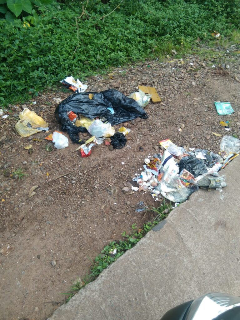 ಸುಳ್ಯ ಕಾಂತಮಂಗಲದಲ್ಲಿ ರಸ್ತೆಬದಿ ಹೋಟೆಲ್ ತ್ಯಾಜ್ಯ ಎಸೆಯುತ್ತಿರುವ ಕಿರಾತಕರು.ಪ್ರಯಾಣಿಕರ ಆಕ್ರೋಶ.