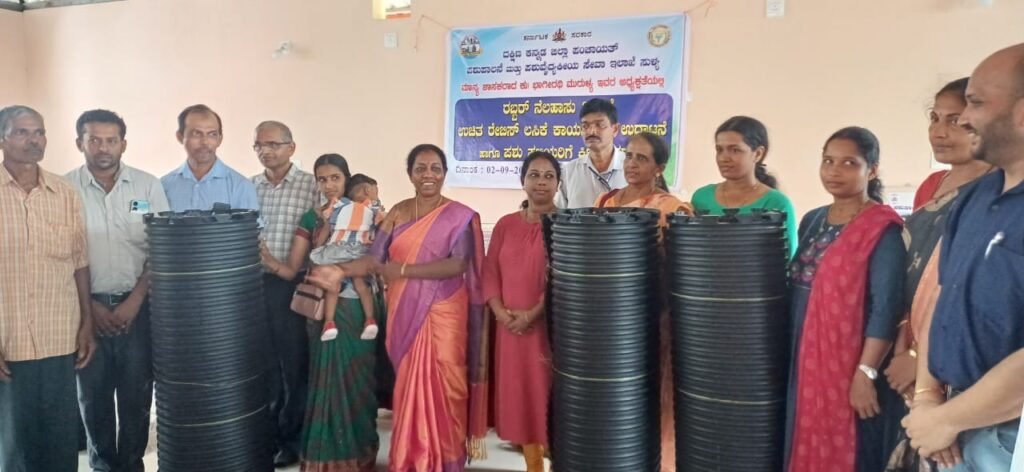 ಸುಳ್ಯ ಪಶುಪಾಲನಾ ಮತ್ತು ವೈದ್ಯಕೀಯ ಸೇವಾ ಇಲಾಖೆ ಸುಳ್ಯ ಆಶ್ರಯದಲ್ಲಿ ಉಚಿತ ರೇಬಿಸ್ ಲಸಿಕೆ ಮತ್ತು ರಬ್ಬರ್ ನೆಲಹಾಸು ವಿತರಣೆ.